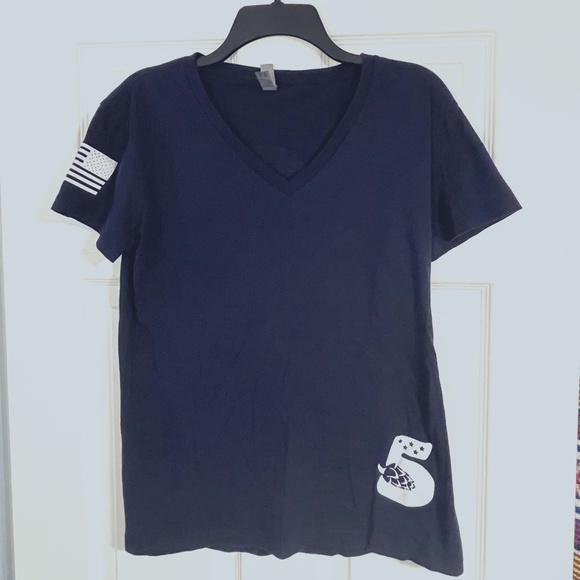 5 Branches Brewing Giggle Shark V-Neck Tee-Women's Medium - Picture 2 of 8